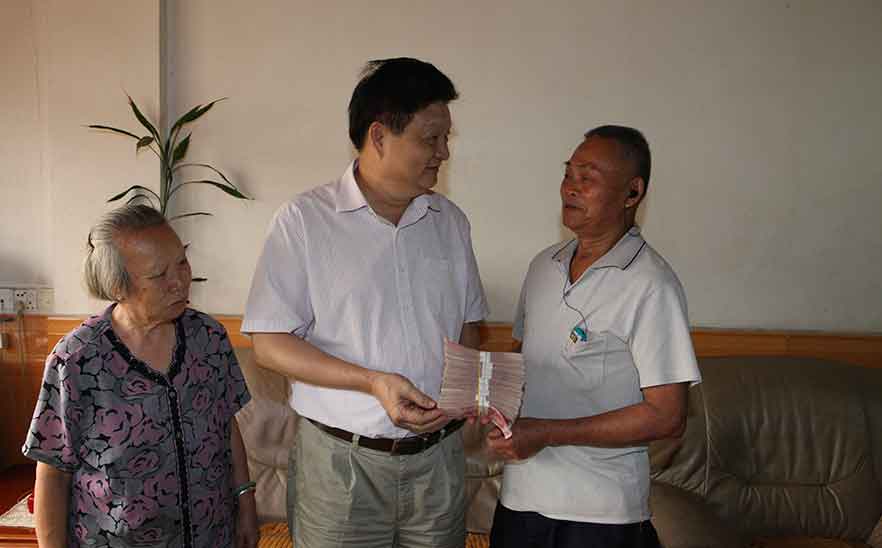 13年，董事長陳橋頓先生慰問并支持10萬元給軍烈屬張運(yùn)興家建房