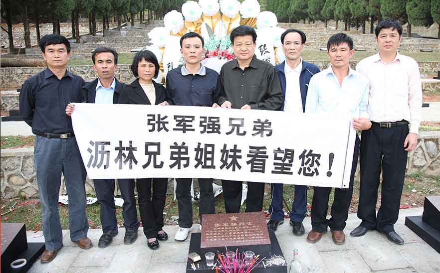 10年清明節(jié)，陳橋頓在瀝林組織曾參加對(duì)越自衛(wèi)反擊戰(zhàn)的退伍老兵、烈士家屬到廣西靖西烈士陵園掃墓