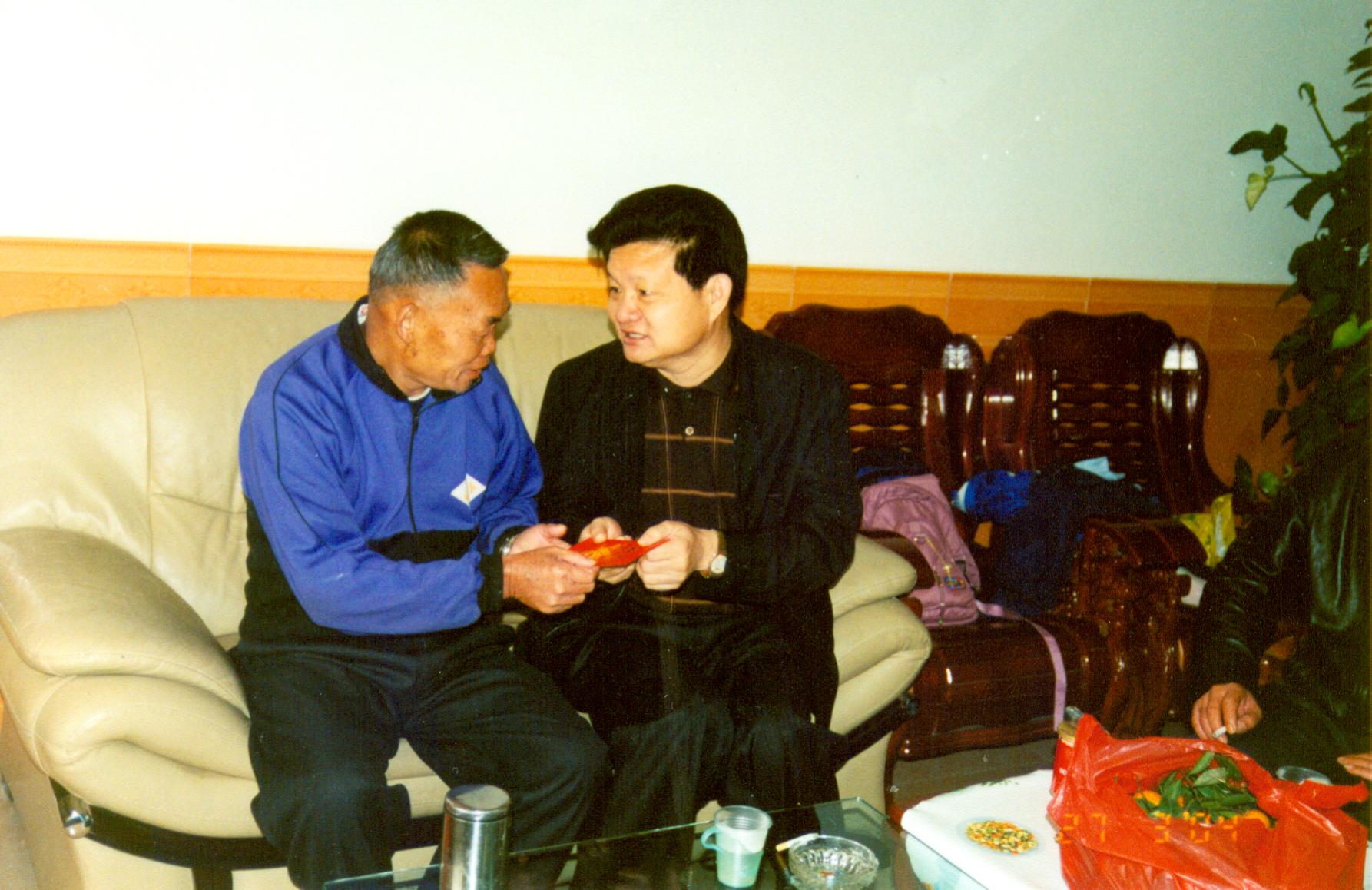 2004年全國愛國擁軍模范、廣東省橋勝集團(tuán)董事長陳橋頓慰問各軍烈屬