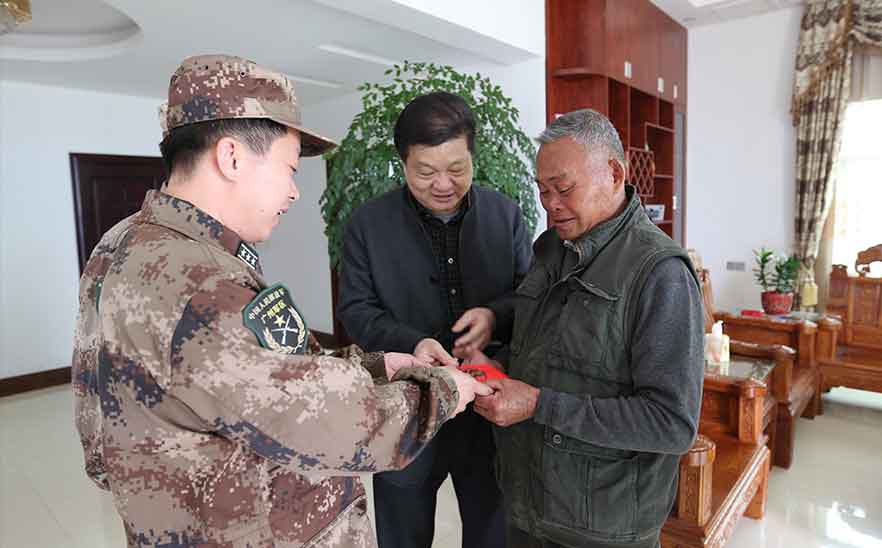 15年，陳橋頓先生與部隊(duì)同去看望軍烈屬張運(yùn)興