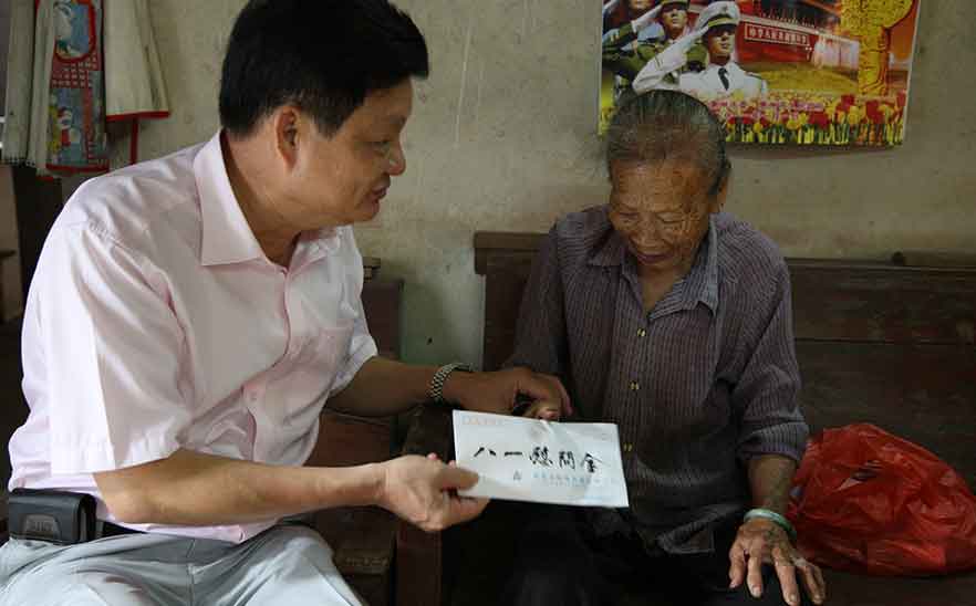 11年，陳橋頓慰問烈軍屬張連友、張運(yùn)興、張新娣等