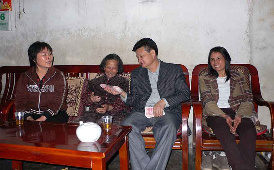 2007年橋勝集團(tuán)董事長陳橋頓先生為烈屬張新娣、張巖好送慰問金