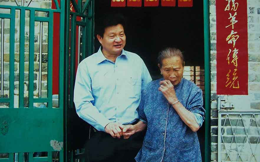 愛灑人間——2006年橋勝集團(tuán)董事長陳橋頓先生看望烈屬張新娣、張巖好